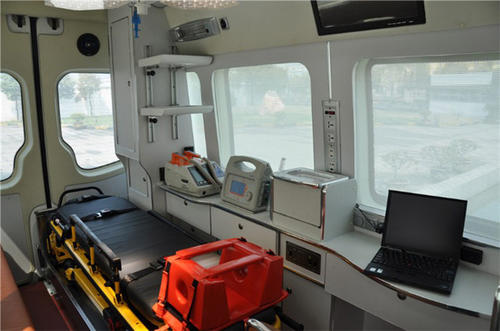 八宿县救护车内部